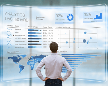 jovem líder analisando dashboard com KPIs e dados estratégicos