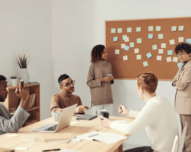 Decisão ágil sendo tomada em equipe com foco colaborativo