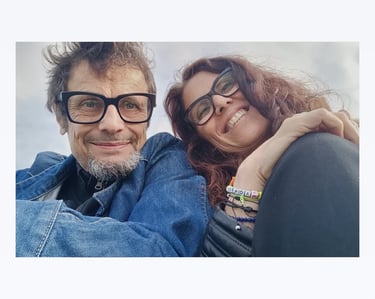 Fabio, artista e artigiano di Guance Rosse, sorridente insieme alla fidanzata Guendalina. - Guance Rosse
