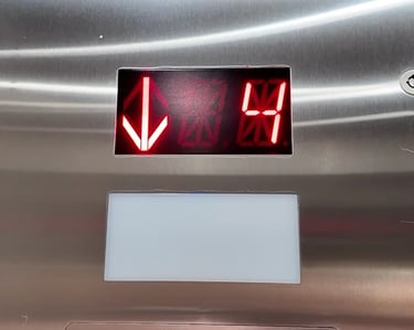 elevator indicator showing the elevator is on the 4th floor and an arrow pointing down