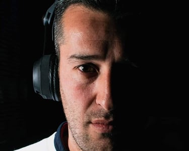 DJ profesional mezclando música en un evento social en Mendoza.