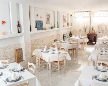 Interni del ristorante con tavoli e sedie