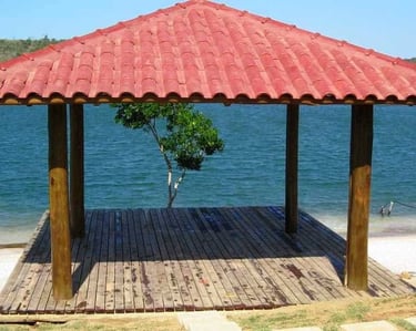 Quiosque de eucalipto tratado perto a agua - mão de obra imader