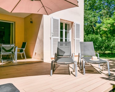Rental appartement St Tropez with chairs and umbrellas on a deck