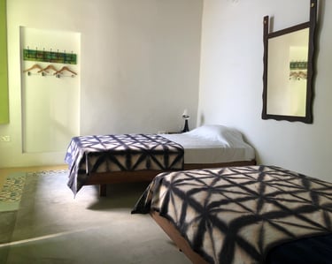 Alojamiento con dos camas personales en Casa Bela, Honda Tolima.