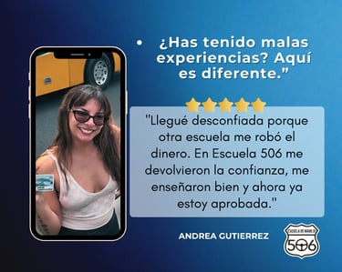 Estudiante feliz mostrando su licencia de conducir fuera del vehículo