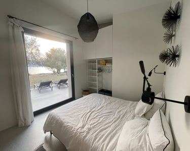 Villa Port Olivier - Villa bord de mer, les pieds dans l'eau, à louer sur l’île grecque de Lesbos