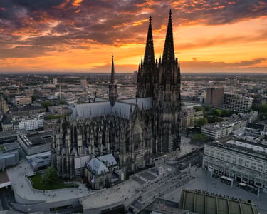 Luftaufnahme des Kölner Dom bei Sonnenuntergang, Drohnenbild