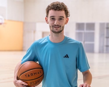 homme avec ballon de basket