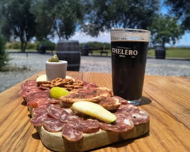 Tabla de carnes frías acompañada de cerveza artesanal