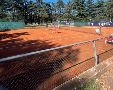 Campo da tennis in terra rossa presso il Centro Tennis Aeronautica, Milano.