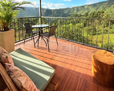 Balcón con vista a las montañas