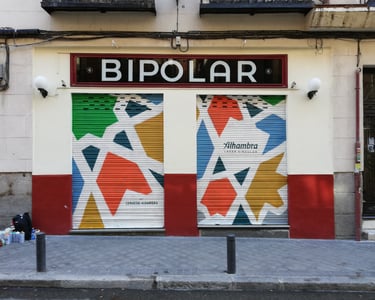 Graffiti en cierre metálico. Para la campaña publicitaria de Cervezas Alhambra (Grupo Mahou).