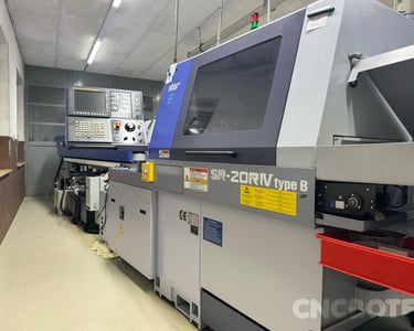rzeczoznawca maszyn takich jak prasy, tokarki, frezarki cnc
