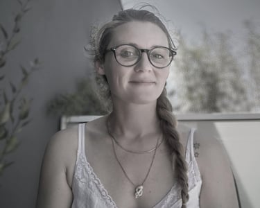 Portrait en noir et blanc de l'artiste Eva Girardeau