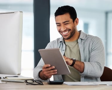 Jovem respondendo quiz de liderança situacional em tablet, recurso interativo do artigo.
