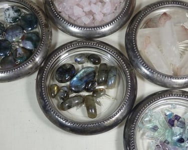 Labradorita, cuarzo rosa y cuarzo transparente pulidos en recipientes de plata vintage