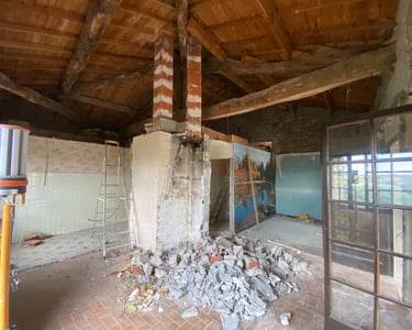 Pièce en rénovation avec murs démolis