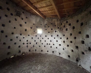 Intérieur ancien pigeonnier en pierre