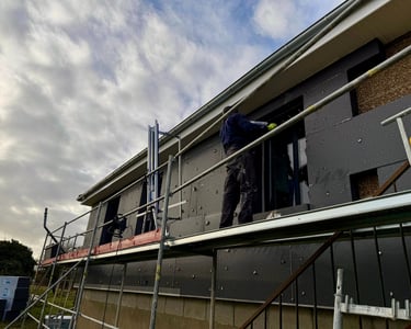 salarié en train de préparer les plaques d'ITE pour la pose des chevilles 