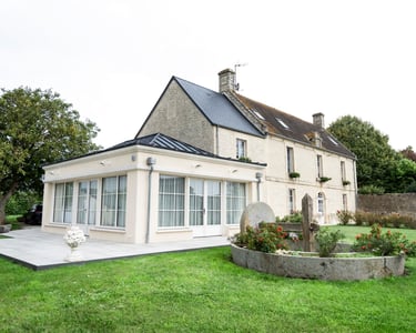 Maison en campagne entourée de verdure 