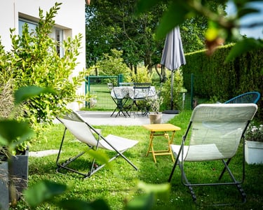 Maison de campagne avec une terrasse offrant une vue sur la campagne