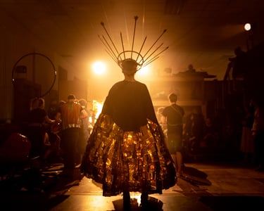 Photo couleur théâtre d'une personne avec une couronne sur une scène