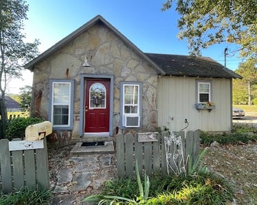 Apple Blossom Cottage in Eureka Springs, Arkansas