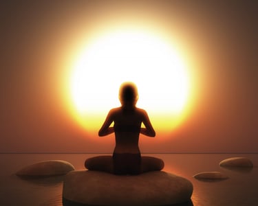 homme qui medite face au soleil et rebooste son energie corporelle