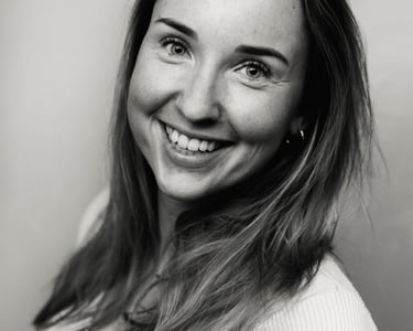 Lachende dame in zwart wit