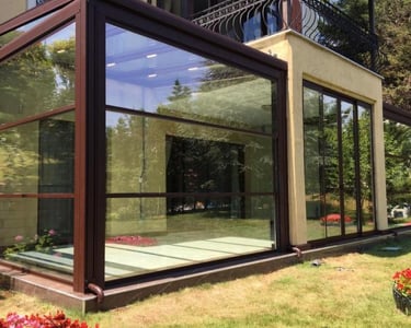 terasz beépítés függőleges üveg rendszerrel