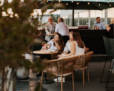 Svečiai Terrazza by Piazza terasoje vasaros renginio metu