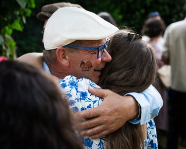 Accolade entre un père et sa fille