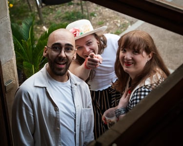Trois personnes surprennent et regardent le photographe