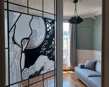 Vitrail sur mesure plomb — panneau figuratif contemporain,  appartement haussmannien Paris