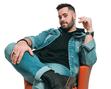 Chritopher Therrien pose pour la caméra sur une chaise rouge