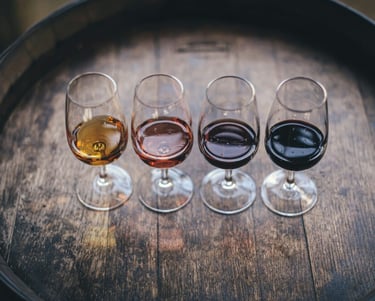 Seleção profissional de vinhos para uma prova a realizar-se em casa.