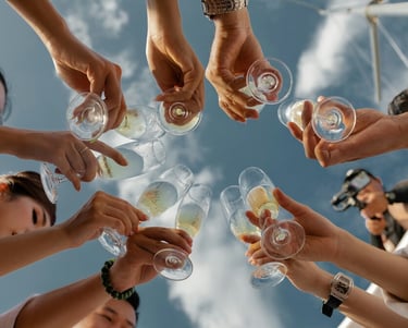 Imagem de pessoas a brindar com espumante.
