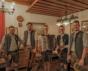 Die Rüscherl Muse, eine Tanzlmusi aus der Oberpfalz mit Musikinstrumenten in einem Wirtshaus