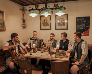 Die Rüscherl Muse, eine Tanzlmusi aus der Oberpfalz mit ihren Instrumenten in einem Wirtshaus