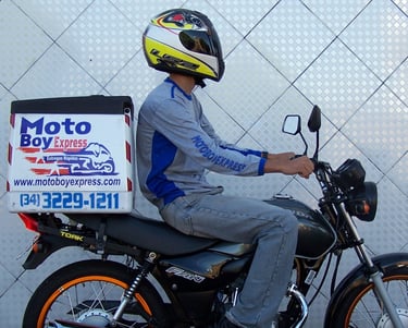 Entregas Rápidas em Uberlândia: Frete de Motos com Baú