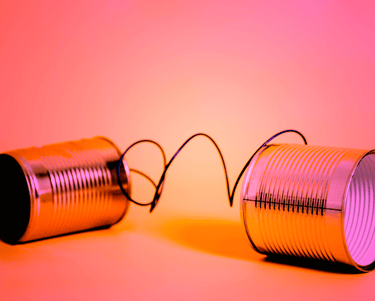 Téléphone fabriqué à partir de boite de conserves pour illustrer la communication.