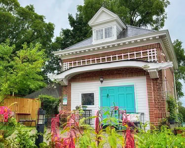 Carriage house front facade at 2123 rivermont apartments