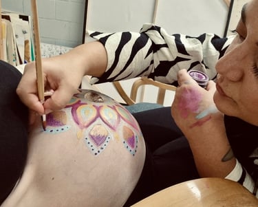 Carmela Martello Bauchmalerei kreative Erkundung Erinnerung Handmade