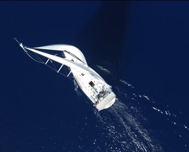 un voilier qui vogue sur l'océan