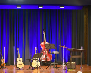 Bühne, Salteris, Musik, Instrumente, Violine, Hackbrett, Gitarre und Kontrabass