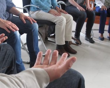 Séance de sophrologie de groupe en entreprise ou en maison de retraite
