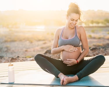 mujer embarazada haciendo Yoga prenatal