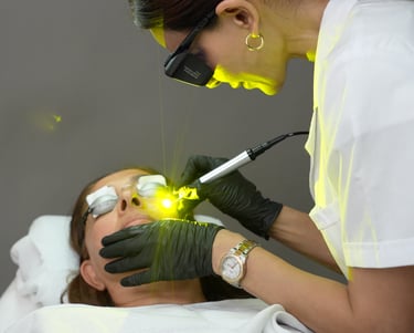 Behandler hos Skin Room udfører Glass Skin behandling.