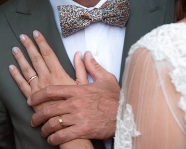 Les deux des mariées se tenant contre la poitrine de l'homme